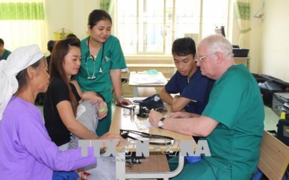 us volunteer doctors offer free health checkups to cao bangs poor