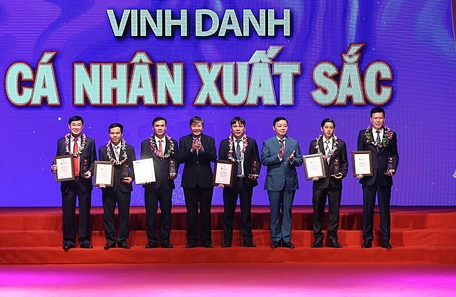 19 organisations individuals honoured at vietnam glory programme