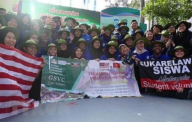 malaysian students join volunteer campaign in hcm city