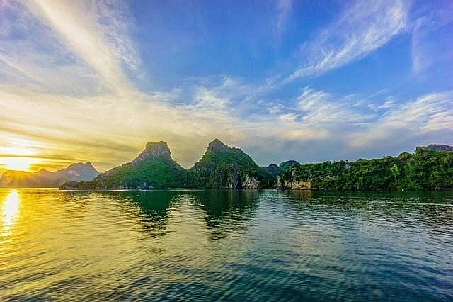 ha long bay ranked in top 10 most beautiful sunrise spots in world