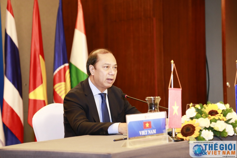 Thứ trưởng Nguyễn Quốc Dũng chủ trì cuộc họp ASEAN-Ấn Độ chiều 16/7. (Ảnh: Trung Hiếu) 5439 trung hiyu bao tgvn