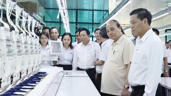 President visits garment production factory in Hai Phong