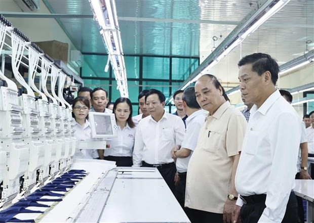 President visits garment production factory in Hai Phong