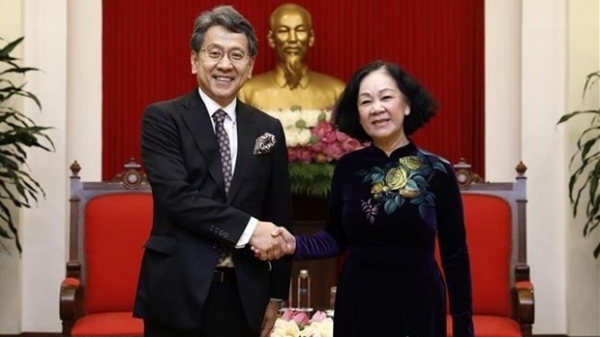 Party official receives Japanese international bank leader