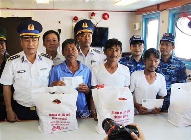 Vietnam Coast Guard ship brings four rescued fishermen to land