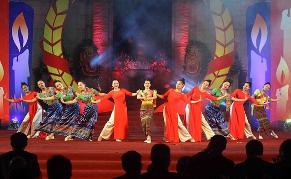 art performance praises vietnam laos cambodia friendship