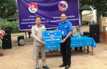 Ha Noi’s youths begin voluntary activities in Vientiane