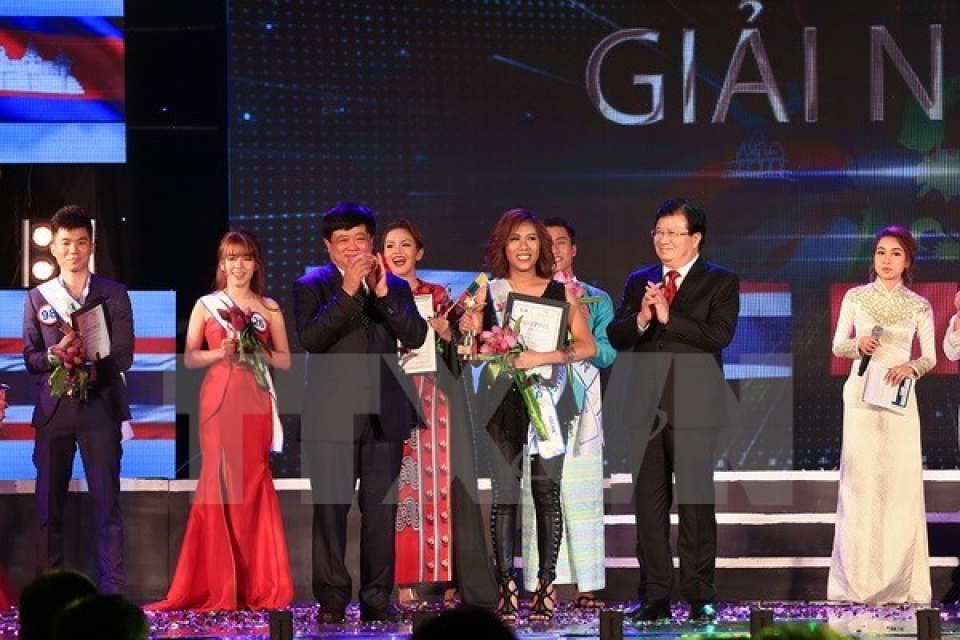 philippine singer wins asean3 singing contest