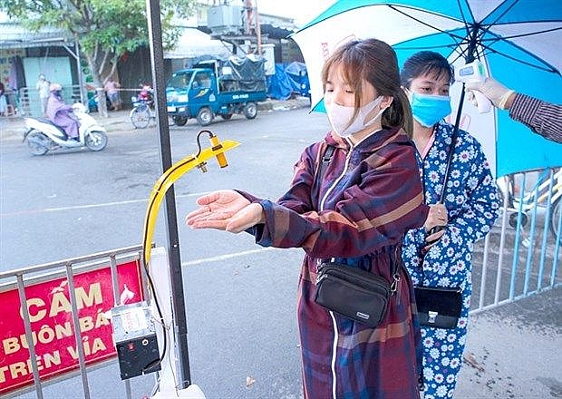 da nang volunteers make hands free sanitiser dispensers