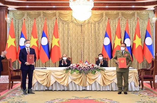 Viet Nam presents noble orders to Lao public security units, officers