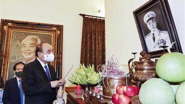 President offers incense to Gen. Vo Nguyen Giap