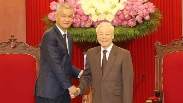 Party General Secretary meets Lao official