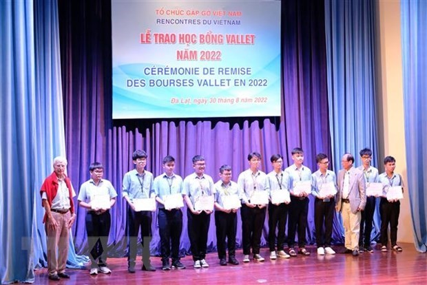 Vallet scholarships granted to students in central, Central Highlands provinces