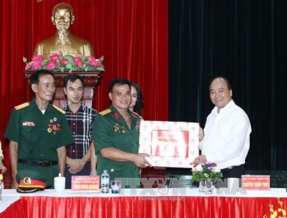 pm nguyen xuan phuc visits war invalid run firm in hai phong