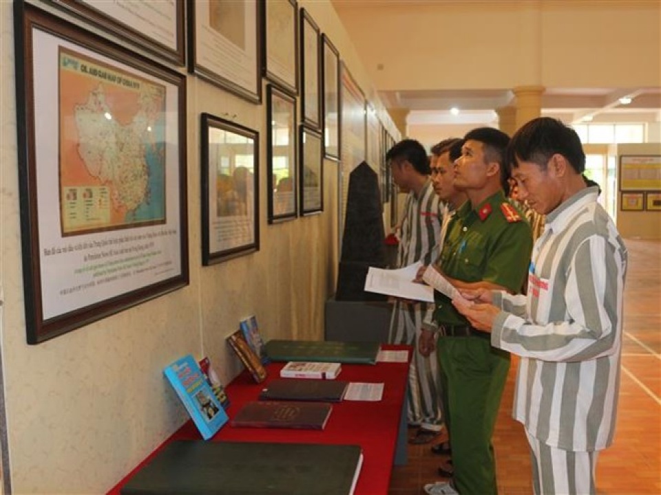 exhibition on hoang sa truong sa held in ha nam province