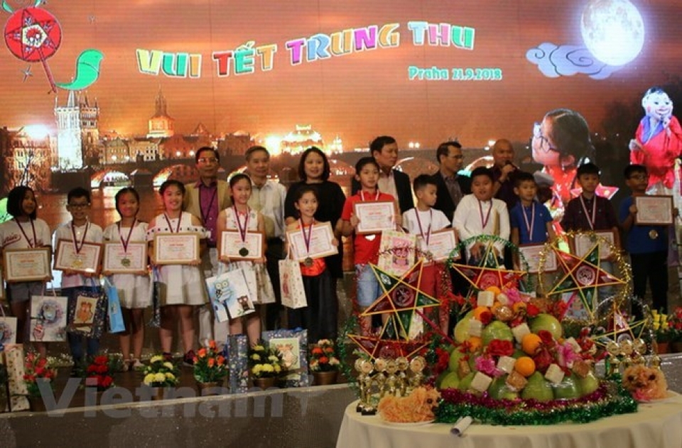 mid autumn festival held for vietnamese children in czech republic