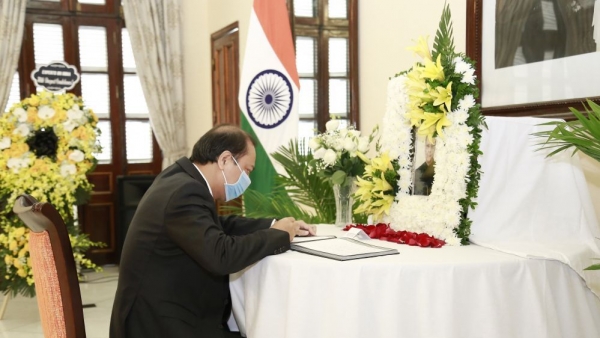 Deputy Foreign Minister Nguyen Quoc Dung pays homage to former Indian leader