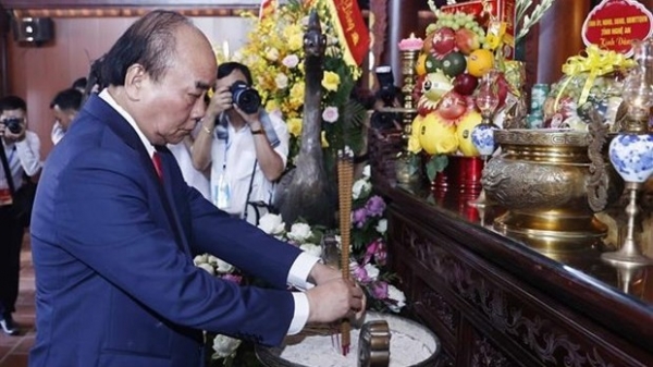 Leaders pay tribute to late Party General Secretary Le Hong Phong
