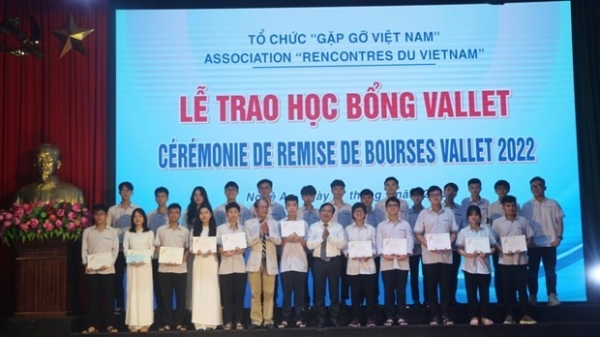 Vallet scholarships granted to outstanding students in central Nghe An Province