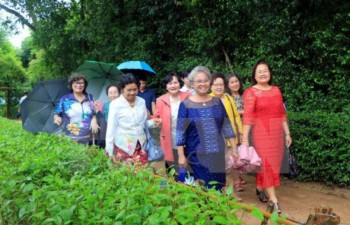 Vice NA Chairman greets former Vietnamese teachers in Thailand