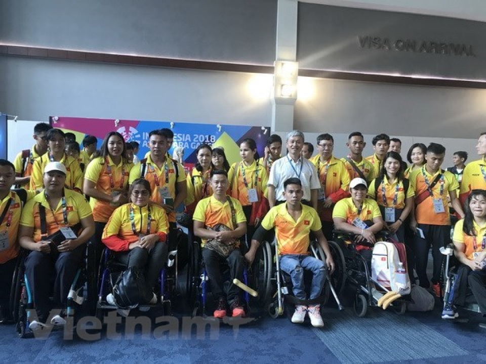 vietnamese athletes arrive in indonesia for asian para games