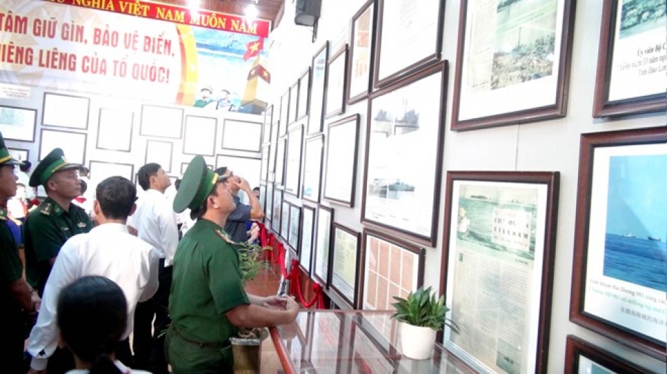 exhibition on vietnams hoang sa truong sa held in quang tri