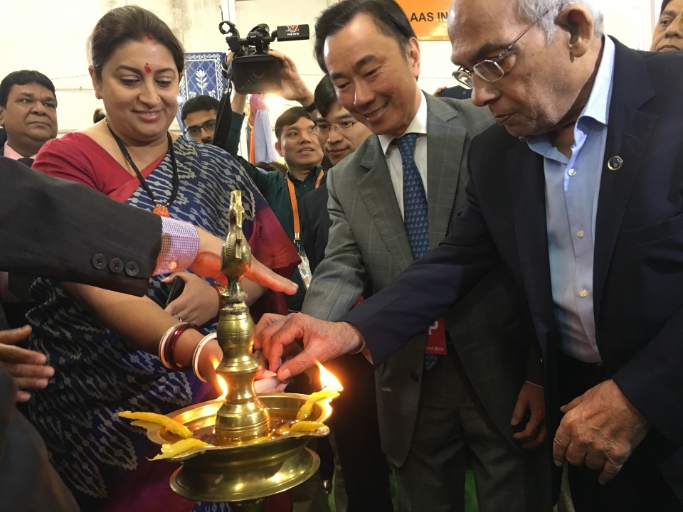 vietnam firms attend sixth india international silk fair