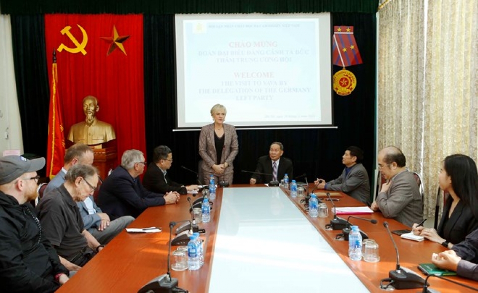 german left wing party delegation learn about plight of vietnamese aodioxin victims