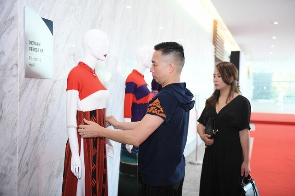 vietnamese designer opens show in malaysia