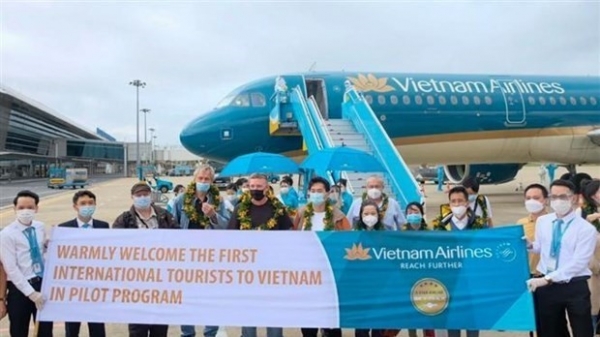 Viet Nam to resume int’l commercial flights, apply vaccine passports soon