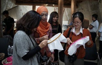 Vietnamese, Indonesian artisans present traditional batik, brocade art