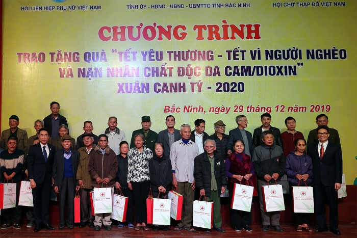 deputy pm presents tet gifts to needy people