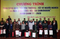 Deputy PM presents Tet gifts to needy people