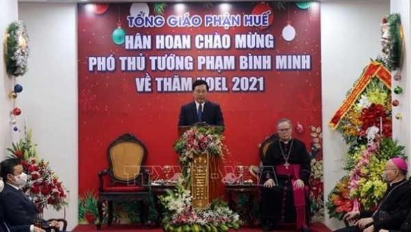 Standing Deputy PM Pham Binh Minh offers Christmas greetings to Catholics in Hue