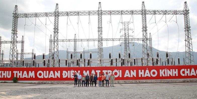 A USAID Vietnam delegation visits An Hao Solar Power Plant