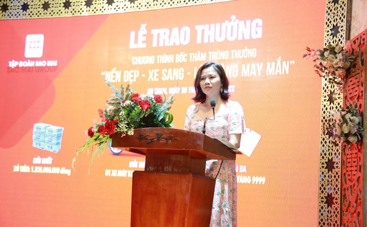 Le Thi Phuong, deputy general director of Sao Mai Group, sends congratulations and says thanks to customers participating in the “Beautiful Land Lot-Luxurious Car- Lucky Fortune” program