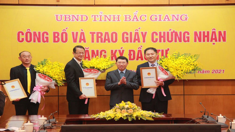 Chủ tịch UBND tỉnh trao giấy chứng nhận cho Ông Trác Hiến Hồng, Tổng Giám đốc Tập đoàn Khoa học kỹ thuật Hồng Hải tại Việt Nam, đại diện nhà đầu tư Foxconn Singapore PTE Ltd ( thứ hai trừ trái sang). (Nguồn: Báo Bắc Giang)