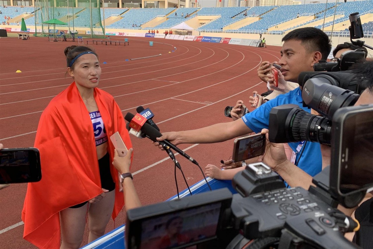 Nguyen Linh Na grants an interview to the media after winning the gold medal in the women's heptathlon on May 17. (Photo: VNA)