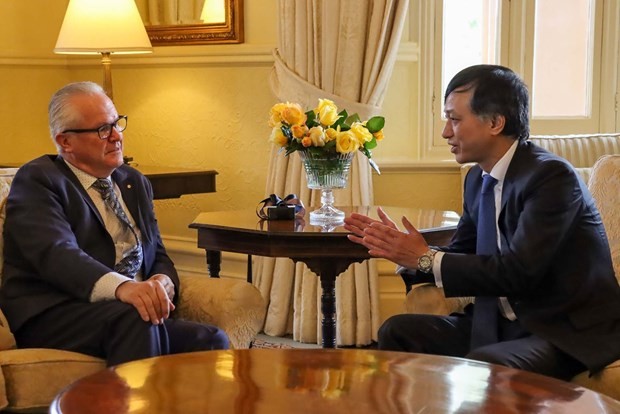 Vietnamese Ambassador to Australia Nguyen Tat Thanh (right) meets Governor of Western Australia Christopher Dawson.