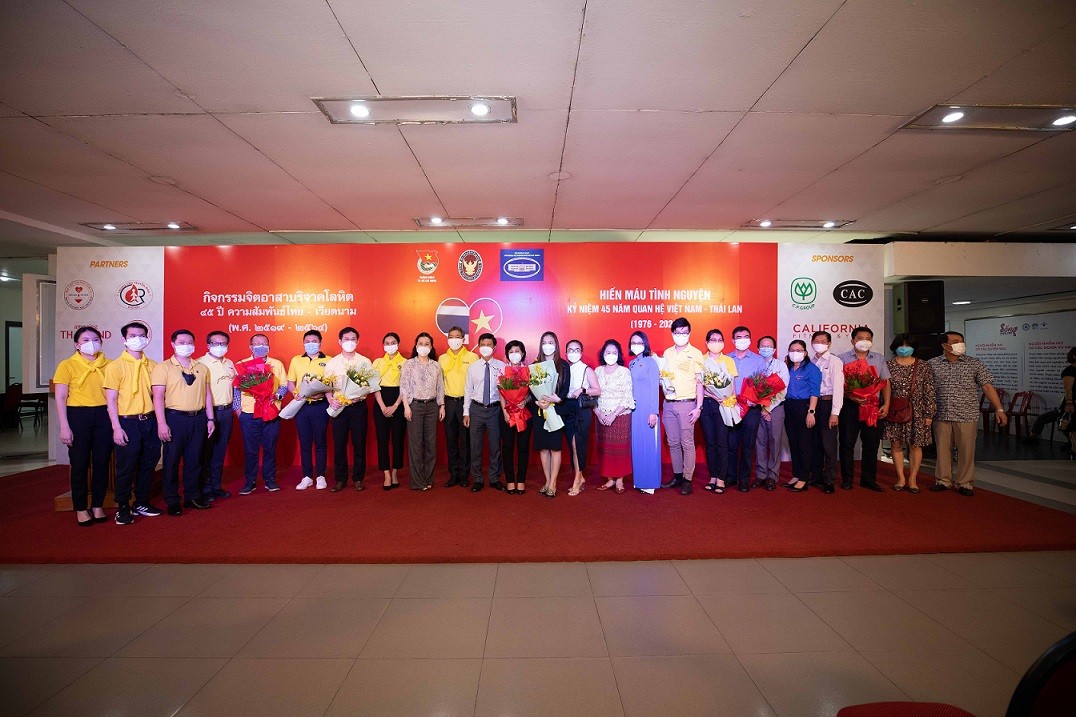 participates in voluntary blood donation on the occasion of the 45th anniversary of the establishment of diplomatic relations between Vietnam and Thailand
