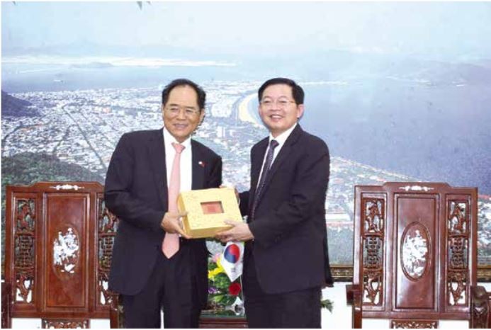 Secretary of the provincial Party Committee and Chairman of Binh Dinh People’s Committee Ho Quoc Dung met with Ambassador of the Republic of Korea to Viet Nam Park Noh-wan. (Photo: Ly Da)