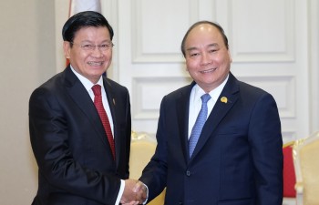 PM Nguyen Xuan Phuc meets Lao counterpart in Cambodia