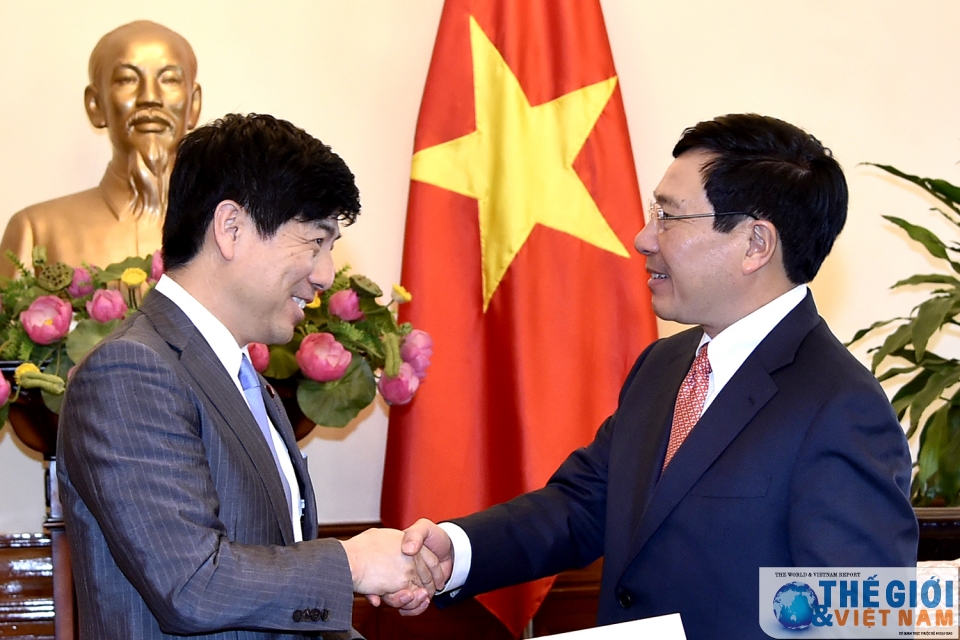 japans fm vows close cooperation to foster ties with vietnam