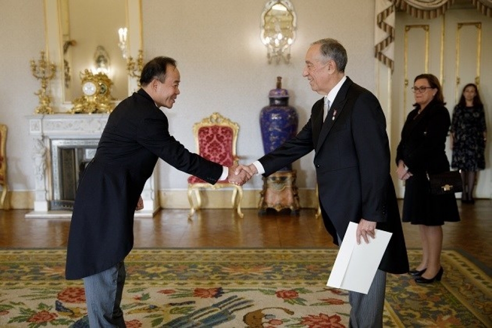 ambassador presents credentials to portuguese president