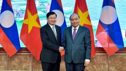 pm nguyen xuan phuc welcomes japanese foreign minister