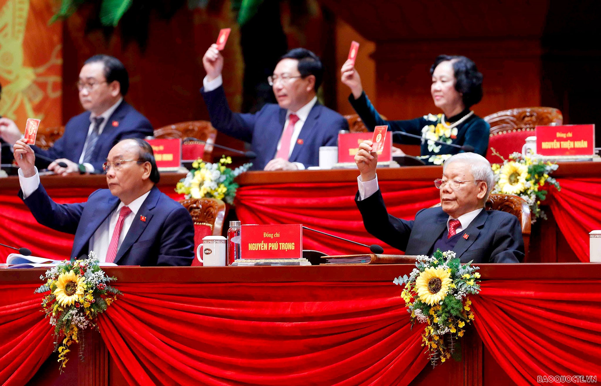 Tổng Bí thư, Chủ tịch nước Nguyễn Phú Trọng cùng các thành viên Đoàn Chủ tịch biểu quyết thông qua Chương trình làm việc của Đại hội.