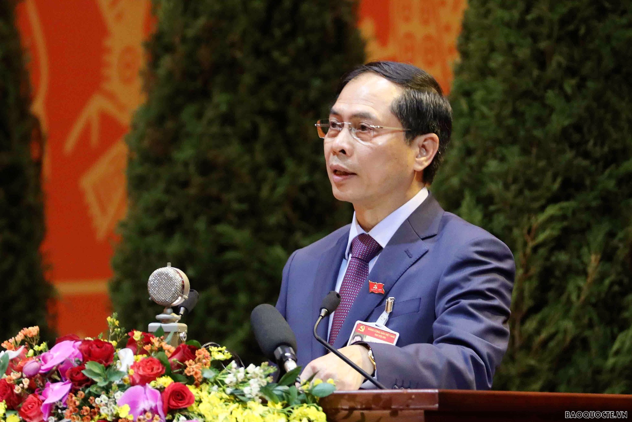 Đồng chí Bùi Thanh Sơn, Ủy viên Trung ương Đảng, Thứ trưởng Thường trực Bộ Ngoại giao tham luận tại Đại hội XIII ngày 27/1.