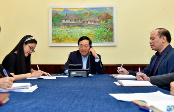 Deputy PM, FM Minh holds phone talks with S. Korea FM