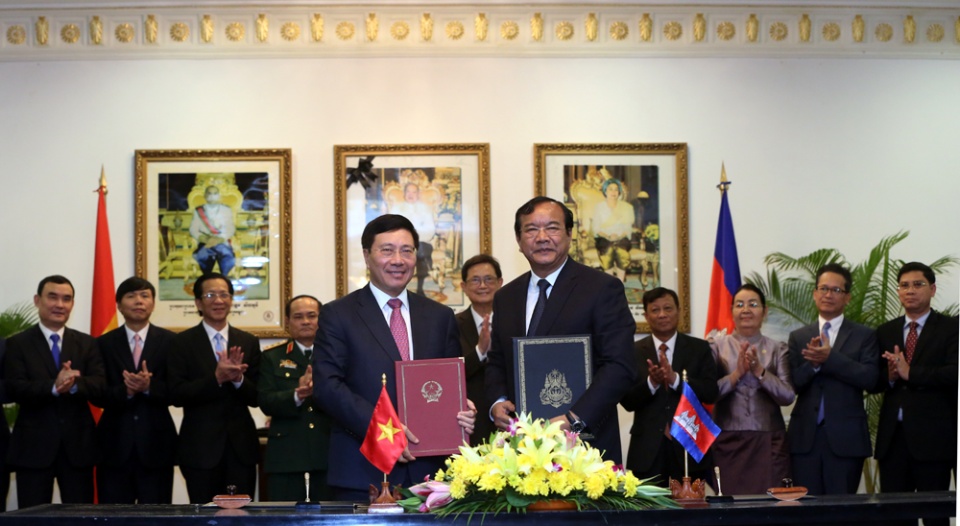 dpmfm pham binh minh attends joint committee in cambodia