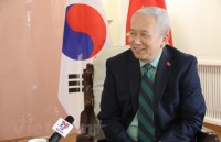 deputy pm trinh dinh dung busy with meetings in rok